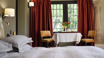 20 slaapkamers, een strijkplank/strijkijzer, wifi, beddengoed