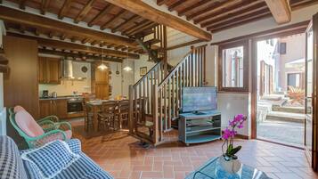 Rumah Keluarga, beberapa kamar, 2 kamar mandi (Comfortable Home Romeo Among Greenery) | Ruang keluarga | TV layar datar