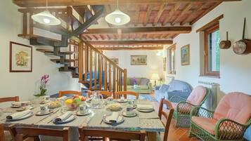 Casa familiare, camere multiple, 2 bagni (Comfortable Home Romeo Among Greenery) | Pasti in camera