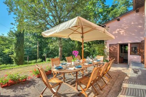 Familjehus - flera sovrum - 2 badrum (Comfortable Home Romeo Among Greenery) | Restaurang utomhus