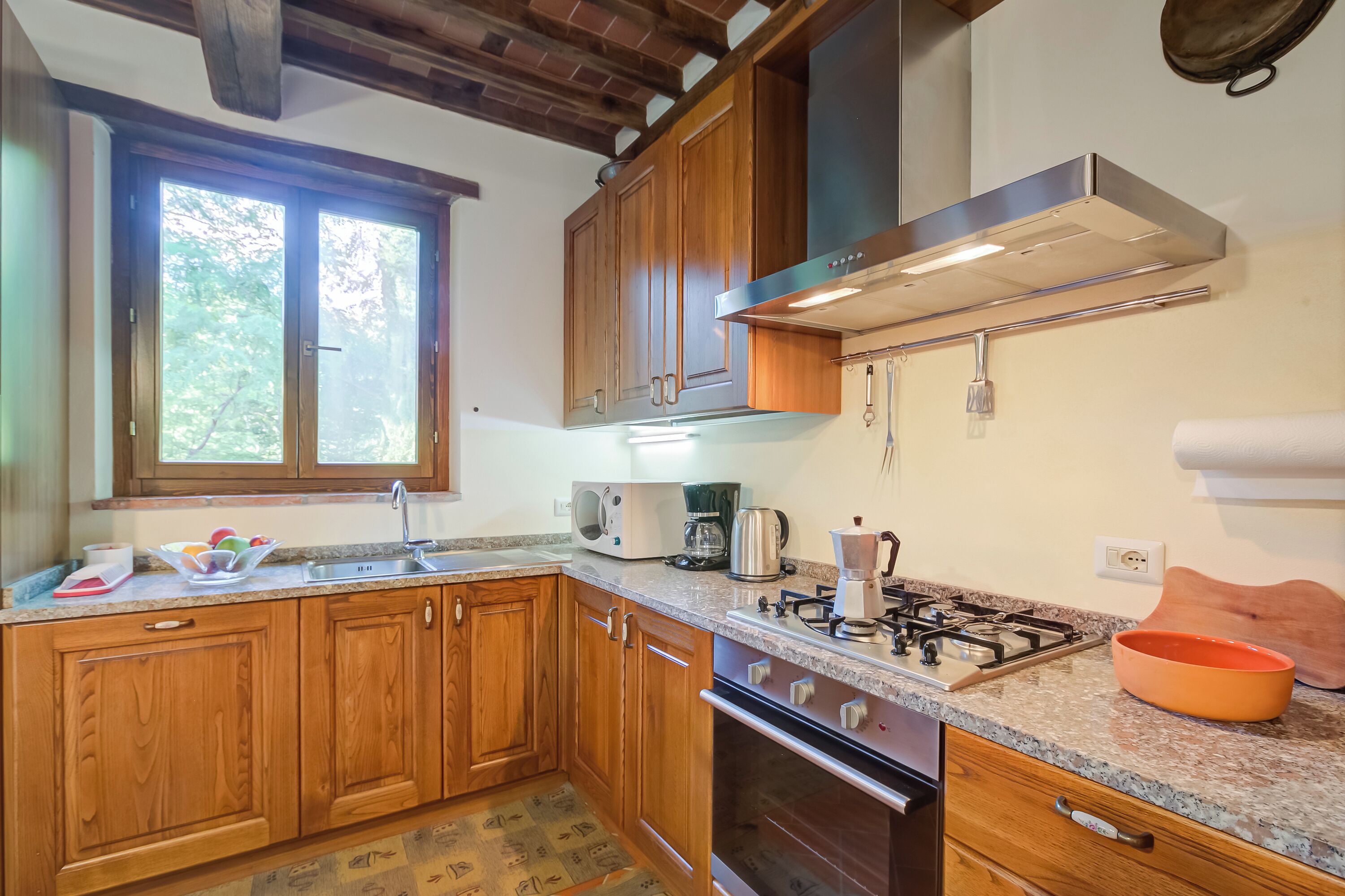 Lemari es, microwave, kompor, dan mesin pencuci piring