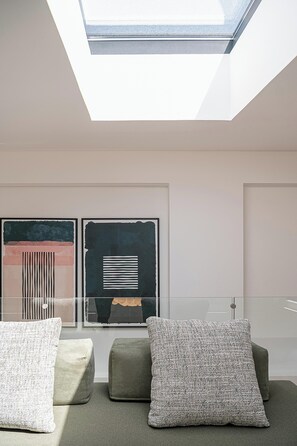 Apartamento Deluxe | Zona de estar | Smart TV de 43 pulgadas con canales por cable