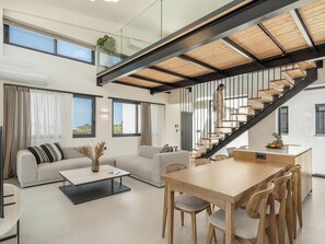 Apartamento Deluxe | Zona de estar | Smart TV de 43 pulgadas con canales por cable