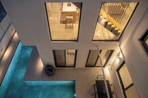 Boendets fasad - kväll/natt