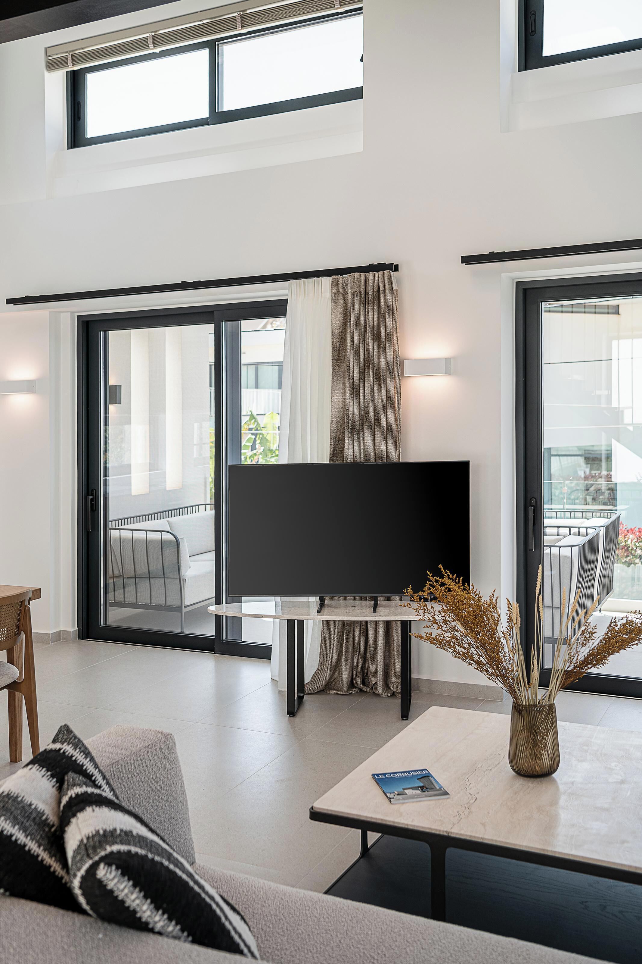 Deluxe-lejlighed | Opholdsområde | 43-tommers smart-tv med kabelkanaler