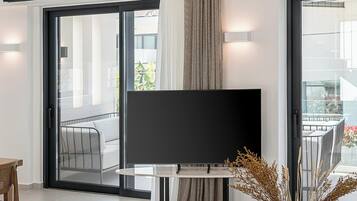 Deluxe-Apartment | Wohnbereich | 43-Zoll-Smart-TV mit Kabelempfang