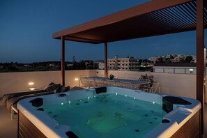 Deluxe Apartment | Private spa tub