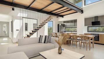 Deluxe-Apartment | Wohnbereich | 43-Zoll-Smart-TV mit Kabelempfang