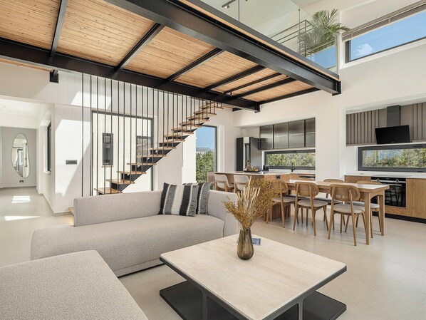 Lägenhet Deluxe | Vardagsrum | 43-tums smart-tv med kabelkanaler