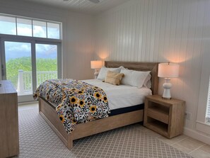 3 bedrooms, WiFi, bed sheets - Cheers - Your Perfect Beachfront Escape with Private Dock Slip Pool Ocean (Hope Town)