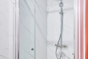 Douche, sèche-cheveux