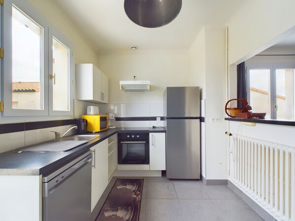 Fridge, microwave, oven, dishwasher