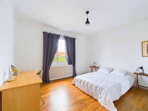 3 bedrooms, iron/ironing board, free WiFi