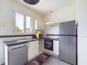 Een koelkast, een microgolfoven, een oven, een vaatwasser