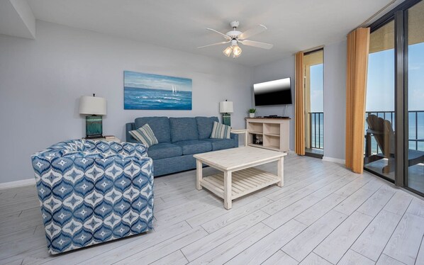 Condo, 3 Bedrooms | Living area