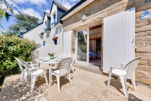 Outdoor dining - 350m from the beach house for 5 (Sarzeau)