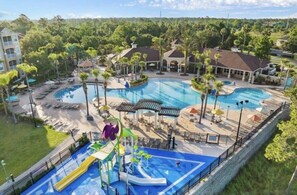 Un complexe hôtelier doté de plusieurs piscines, d’un parc aquatique et d’une pelouse bien entretenue.