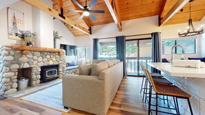 Appartement, 2 slaapkamers | Woonruimte | Een smart-tv en streamingdiensten