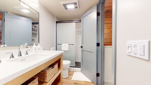 Condo, 2 Bedrooms | Bathroom | Towels, shampoo - Bigwood #45 2 Bedroom Condo by RedAwning (Mammoth Lakes)