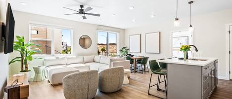 Condo, 2 habitaciones | Área de sala de estar | Smart TV