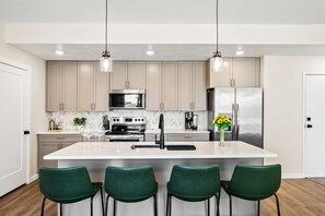 Appart'hôtel, 2 chambres | Cuisine privée | Réfrigérateur, four, cafetière/bouilloire, grille-pain