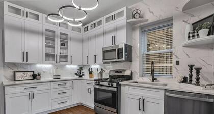 2-Story 4-Bedroom Condo: 3-minute walk to Wrigley Field. King Bed