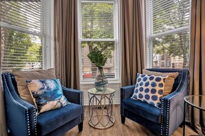 Interior - 2-Story 4-Bedroom Condo: 3-minute walk to Wrigley Field. King Bed (Chicago)