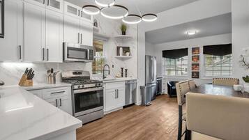 Microonde, forno, piano cottura, lavastoviglie