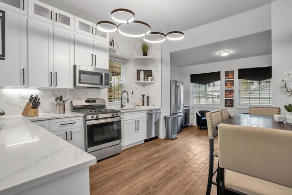 Microwave, oven, stovetop, dishwasher - 2-Story 4-Bedroom Condo: 3-minute walk to Wrigley Field. King Bed (Chicago)