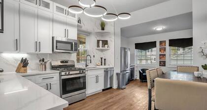 2-Story 4-Bedroom Condo: 3-minute walk to Wrigley Field. King Bed