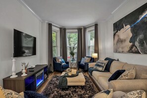 Smart TV, fireplace, foosball - 2-Story 4-Bedroom Condo: 3-minute walk to Wrigley Field. King Bed (Chicago)