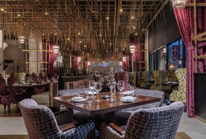 2 restaurants, American cuisine - Hotel Bourré Bonne Louisville, Curio Collection by Hilton (Louisville)