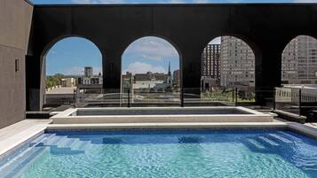 Piscina externa sazonal