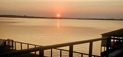 Lakefront Retreat Paradise!