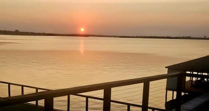 Lakefront Retreat Paradise