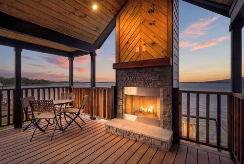 Lakefront Fireside Retreat Paradise!