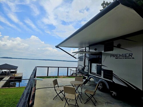 Lakefront Retreat Paradise!