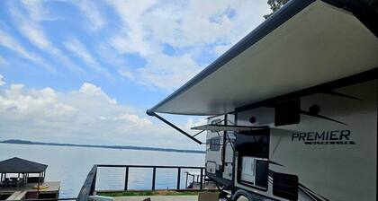 Lakefront Retreat Paradise!