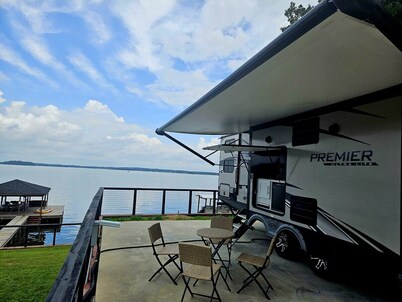 Lakefront Retreat Paradise!