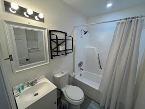 Shower, hair dryer - Bex Comfort: 2BR, Walk to Park Circle (North Charleston)