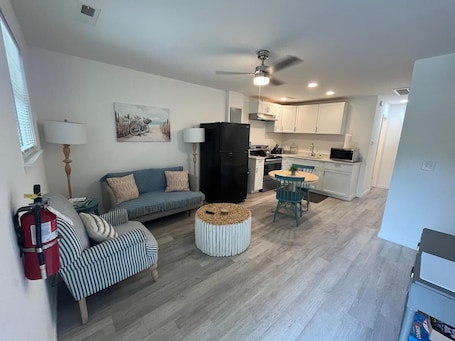 TV. Bex Comfort: 2BR, Walk to Park Circle