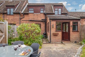 Outdoor dining - Ash Tree Cottage, West Runton, Norfolk (West Runton)