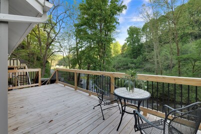 Creekfront mountain cabin on Tumbling Creek with 2 bed, 2 bath and dog friendly!