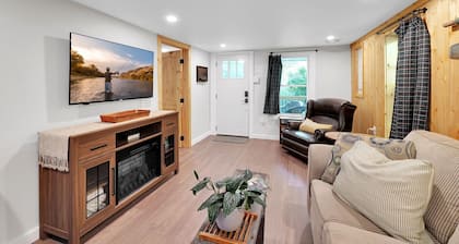 Creekfront mountain cabin on Tumbling Creek with 2 bed, 2 bath and dog friendly!