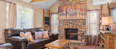 Smart-TV, Kamin, Videospiele, Bücher