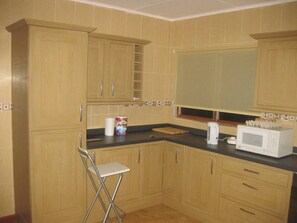 Private kitchen - Room-ghouse Room D Ideal For Friends fam (Adenta)