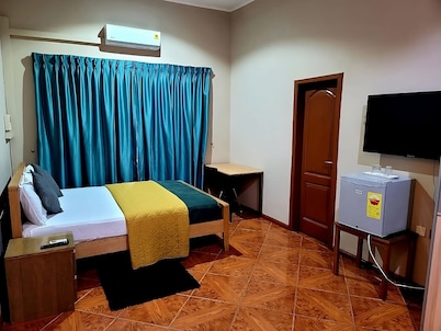 Room-ghouse Room D Ideal For Friends fam
