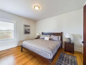 2 soverom, skrivebord, strykejern/-brett og wi-fi (inkludert)