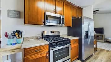 Geladeira, micro-ondas, fogão, cooktop