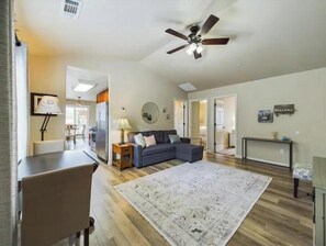 TV, books, offices - Sagewood Retreat-Centrally Located (McKinleyville)